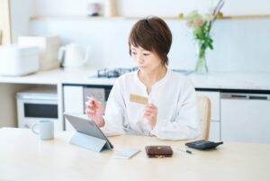 初心者必見！カードローンの選び方は？審査と無利息期間で利息を抑える3手順