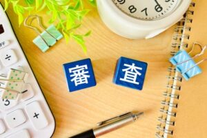 カードローンの増額で収入証明書を出すと審査に通る？提出後の流れと「無視」のリスクを解説